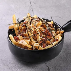 Cheesy Fries with Spicy Chicken Bits