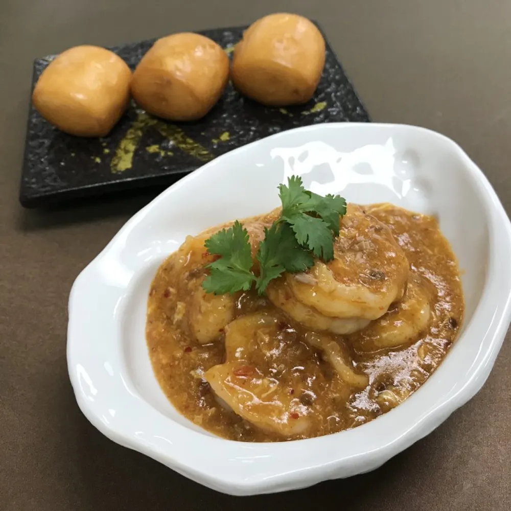 Wok-fried Prawn with Singapore Style Chilli Sauce and Mantou