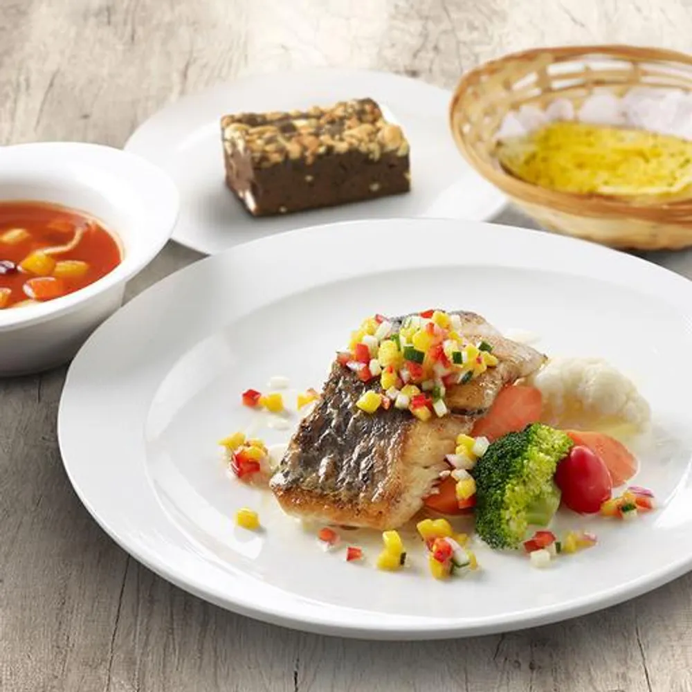 Set Lunch - Grilled Fillet of Fish with Thai Mango Salsa (with Day's Soup and Day's Dessert)