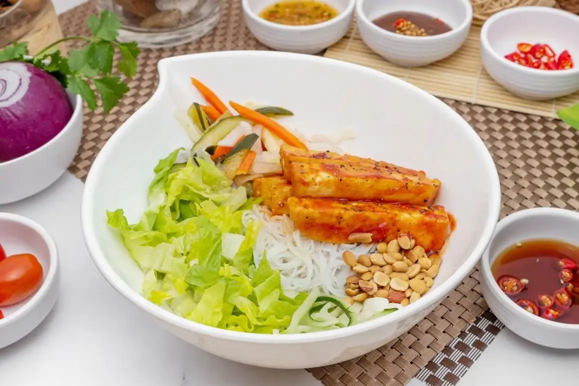 Vegetarian Rice Vermicelli with Sauteed Tofu